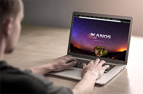 Laptop mit der Webseite von Ikanos auf dem Bildschirm
